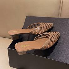 Zapatos de tacón para mujer Mules de tacón fino con punta afilada estilo media sandalia para mujer de Baotou. Novedad de verano. Sandalias versátiles de tacón alto. Sandalias de estilo romano. - Marrón - Ver 6