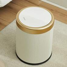 A Portable Trash Can With A Push-Button Opening Design, Suitable For Bedrooms And Kitchens. It Features White And Gold Decorations. A Compact And Space-Saving Trash Basket. A Kitchen Trash Can. A Stylish Plastic Container. A Practical Design. - 垃圾桶 - 查看 2