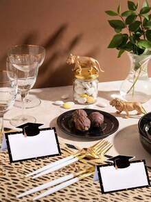 50 piezas Tarjetas de asiento para ceremonia de graduación, tarjetas de lugar para fiesta de graduación en negro, tarjetas de asiento para mesa de comedor, tarjetas en blanco con perforación previa fáciles de doblar, adecuadas para banquetes, recepciones, fiestas, que se pueden usar como regalos y decoraciones, tema de graduación, tarjetas decorativas y escribibles, decoración de mesa para fiesta de graduación - graduado - Ver 7