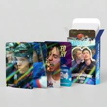 Bộ 124/30 thẻ flash laser từ bộ phim truyền hình Mỹ và châu Âu "Heated Rivalry", với sự tham gia của Shane Hollander và Ilya Rozanov. Bao gồm nhãn dán nhật ký, thẻ LOMO, thẻ hologram và thẻ ảnh. Đáp ứng nhu cầu sưu tầm của người hâm mộ phim và truyền hình, phù hợp để sử dụng hàng ngày và sưu tầm trong album như một món đồ độc quyền. 124 chiếc (60 thẻ + 64 nhãn dán nhỏ) - Màn đối đầu đỉnh cao: Kawhi Leonard - Xem 5