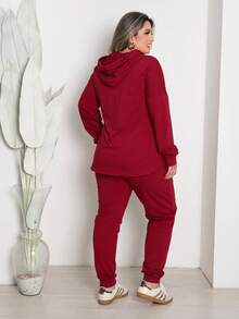 Conjunto feminino plus size moletinho, blusa manga longa, possui capuz e abertura lateral, e calça possui elástico na cintura, estilo jogger inverno. - Vermelho - Visão 2