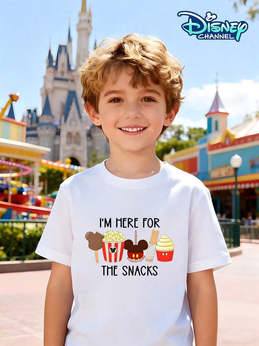 Disney Theme Park Food Print Crew Neck T-Shirt For Boys, Casual And Skin-Friendly. The Front Features Mickey Mouse Head, Ice Cream Cone, Popcorn Bucket, Chocolate Bar, Chuck Stick, And Cream Cup Designs, Along With The "I'M HERE FOR THE SNACKS" Text Print. Suitable For Boys Aged 4-12, Versatile For Everyday Wear, School, Outdoor Parties, Family Trips, And Theme Parks. Sweat-Wicking, Breathable, Comfortable, And Durable. The Cartoon Design Appeals To Boys' Tastes. A Versatile Children's Garment. - White - View 1
