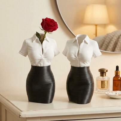 优雅女性躯干雕像摆件，简约人体雕塑，身着衬衫和铅笔裙，配有装饰花瓶和桌面收纳架