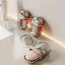 双人旅行洗漱套装，专为情侣设计。内含漱口杯、香皂盒、牙刷架和牙膏盒。可折叠设计节省空间，打开时可用作双杯，合上时可变为储物盒。防水材质防漏防潮，避免洗漱用品潮湿发霉。 - 彩色 - 查看 5