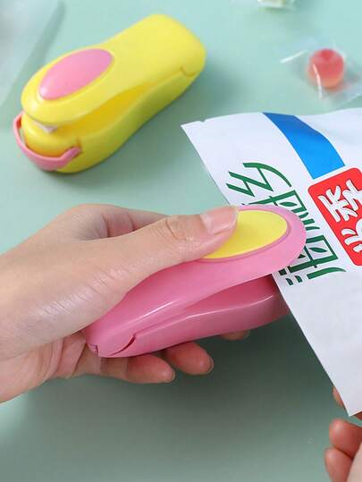 Sellador de alimentos mini, máquina de sellado de plástico, sellador de bolsas de alimentos al vacío para el hogar, adecuado para sellar bolsas de aperitivos para familias y estudiantes (no incluye baterías, se deben comprar por separado), esencial para viajes de verano, fitness, escuela, campamento, vacaciones, crucero, playa, vuelta al cole