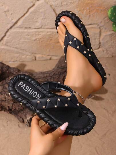 Tongs pour femmes, sandales plates à la mode avec rivets, convenant pour les déplacements quotidiens et les vacances à la plage