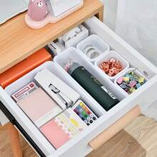 Bộ 8 hộp đựng đồ có ngăn kéo, khay đựng đồ để bàn dạng ghép nối, chất liệu chống thấm nước và bền chắc, thích hợp để đựng các vật dụng linh tinh như tất, đồ lót, quần áo, lược, mỹ phẩm, đồ dùng văn phòng và dụng cụ nhà bếp. Thích hợp sử dụng trong phòng khách, phòng tắm, nhà bếp, phòng học, phòng ngủ, văn phòng, nhà cửa, ngăn kéo, tủ, tủ quần áo. - 1 bộ - Xem 5