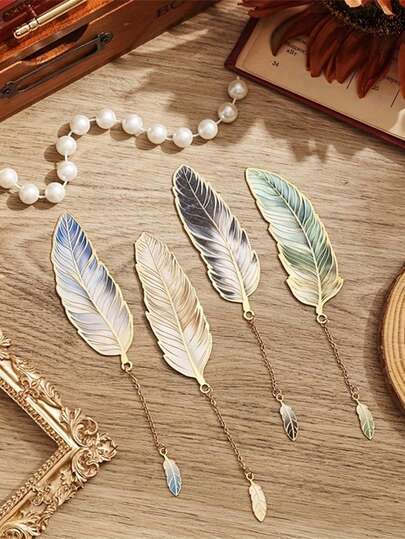 1个复古羽毛青铜金属书签，带金属链吊坠，是文具用品的理想之选，也是生日、作家、教师、朋友、读书俱乐部成员和爱书人士的完美礼物。