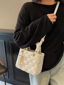 Bolsa feminina elegante com estampa de losangos, modelo casual coreano, estilo ombro e transversal, bolsa pequena e exclusiva, inspirada na Princesa Diana com laço de pérolas, perfeita para casamentos e noivas. - Branco - Ver 3