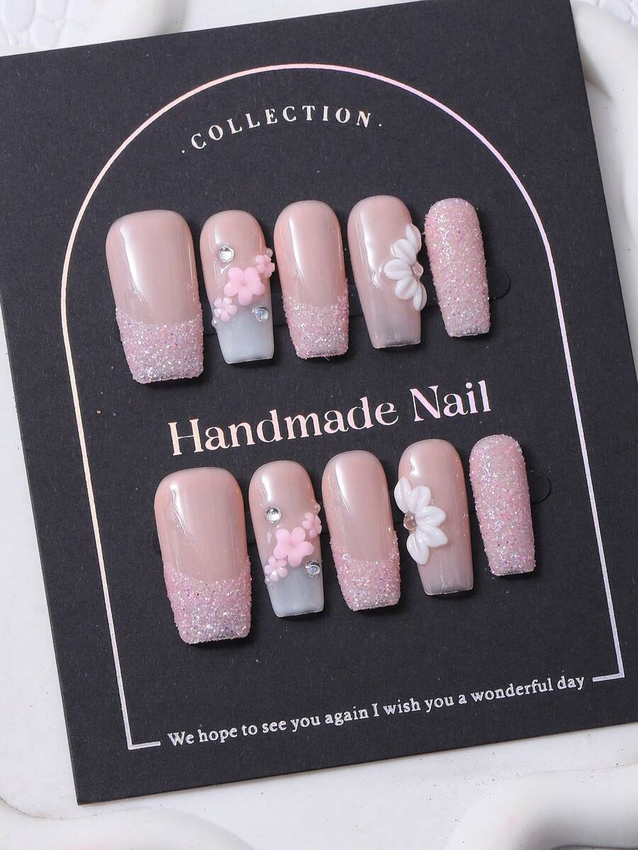一套10片，欧美手工制作，Y2K浅粉色法式风格，采用中国风亚克力材质，饰有3D手工白色雕刻和精细闪粉图案。包含一套果冻胶和一套指甲锉。非常适合日常佩戴，也适合在科切拉音乐节等场合搭配美甲。 - 淺粉色 - 查看 1