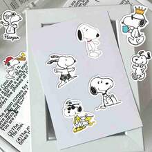 SNOOPY 1 bộ/60 miếng dán mới năm 2026, hình ảnh truyện tranh Peanuts kinh điển, dễ thương và bền. Miếng dán chống nước và bền, thích hợp để trang trí laptop, ốp điện thoại, bình nước, vali, ván trượt và nhiều hơn nữa. Chúng cũng hoàn hảo cho các tài khoản DIY. Nhỏ gọn và tinh tế, với hình ảnh trực tuyến, nhiều họa tiết hoạt hình sáng tạo, thích hợp làm quà tặng cho bạn bè và gia đình, và nhiều kiểu dáng ngẫu nhiên. Dễ dàng làm nổi bật những chi tiết nhỏ trong cuộc sống hàng ngày, rất được ưa chuộng như một món quà nhỏ và quà lưu niệm. - Nhiều màu - Xem 5