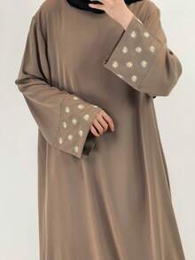 一件精美刺绣披肩，采用尼达面料，透气舒适，适合穆斯林/伊斯兰女性日常穿着，可搭配长袍。 - 彩色 - 查看 21