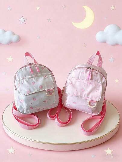 这款小巧的拉链背包饰有可爱甜美的卡通蝴蝶结和草莓印花图案，适合各种场合。轻便的旅行背包，舒适可调节的肩带，满足基本收纳需求，适合户外活动、玩耍、通勤、上学、户外拍照等，是理想的礼物之选，热销产品。