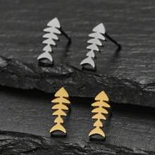 一对鱼骨形耳环。设计以对称的鱼骨为中心，风格简约。适合日常通勤、休闲聚会等场合佩戴，是馈赠佳品。 - GED860 - 查看 1