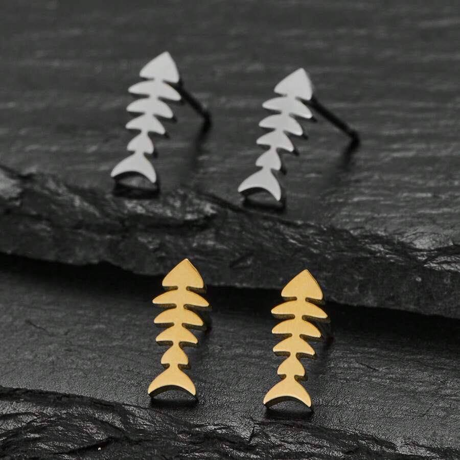 一对鱼骨形耳环。设计以对称的鱼骨为中心，风格简约。适合日常通勤、休闲聚会等场合佩戴，是馈赠佳品。 - GED860 - 查看 1