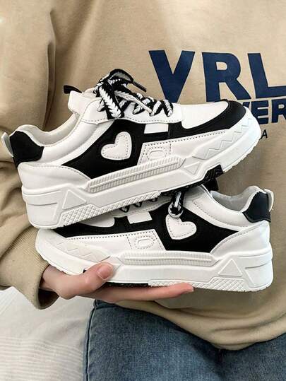 Zapatillas de tenis para mujer ligeras blanco y negro con decoración de corazón cordones gruesos PU y malla transpirables plataforma cómodas calzado casual de moda para estudiantes Nuevos zapatos casuales para mujer,Zapatos casuales para mujer para el campus,