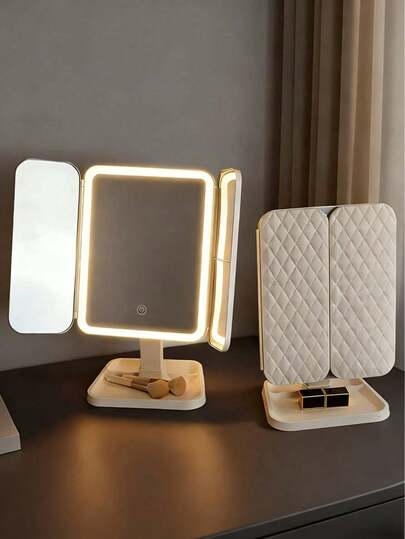 Gương trang điểm LED xoay 270°, thiết kế gấp ba, khung viền da và pin sạc. Tích hợp điều khiển cảm ứng thông minh và ba mức độ làm mờ. Gương trang điểm để bàn
