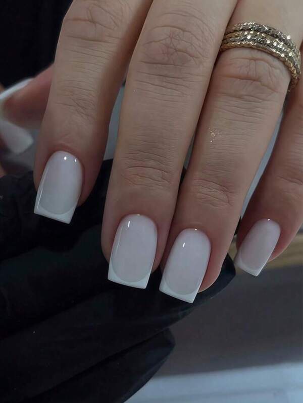 Y2K可爱浅粉色边框法式极简风格24片短方形美甲贴片，可佩戴美甲贴纸，亚克力美甲，适合OL、日常佩戴、约会、下午茶、外出等场合。