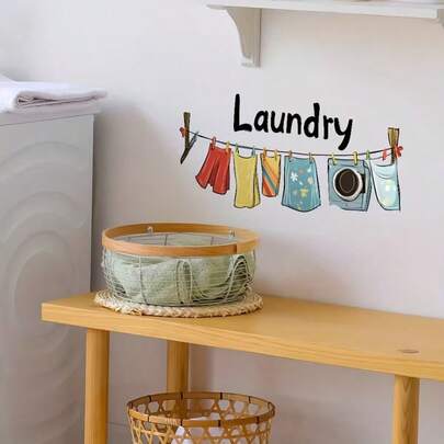 1片洗衣房自粘墙贴，专为晾晒衣物和袜子而设计。这款防水贴纸适用于洗衣机/烘干机区域，可移除。采用2D图形设计，尺寸为30*60厘米或11.8*23.6英寸。洗衣房自粘墙贴 | 可爱的晾衣图案家居装饰贴纸。这款自粘墙贴以“洗衣”为主题，生动地描绘了晾衣绳上晾晒的衣物和洗衣机图案，色彩鲜艳，细节可爱，轻松营造温馨舒适的洗衣房氛围。
