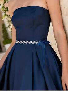 这款镶钻叶形腰链，奢华闪亮，尽显优雅性感，适合搭配连衣裙、半身裙、牛仔裤，日常佩戴舒适，也适合派对、度假等场合，是送给朋友、家人、母亲、女友、生日或情人节的理想礼物。 - 銀色 - 查看 3