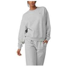 Sudadera con cuello redondo Accolade de Alo Yoga para mujer | Sudadera de felpa francesa premium de peso pesado | Suéter de gimnasio lujoso y suave con diseño oversize | Suéter deportivo clásico de moda urbana | Ropa de estar en casa holgada y casual con el icónico logotipo cromado - Gris Claro - Ver 4