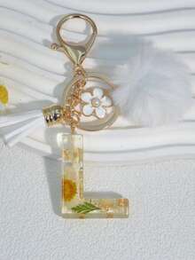 1pc White Daisy Dried Flower Letter Keychain, Embossed Tassel Pom Pom White Pearl Flower Keyring Gift - White - View 35