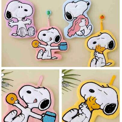SNOOPY 1件装！2026年热门动漫系列《花生漫画》卡通周边商品，史努比返校季来啦！这款小巧的手帕充满童趣，采用悬浮式设计，厚实柔软，吸水性强，适合在浴室和厨房擦手。多种可爱款式随机发货，实用又时尚，是送给亲朋好友的理想之选。无论是开学季、新年、情人节还是复活节，都是一份贴心的小礼物。款式随机发货。