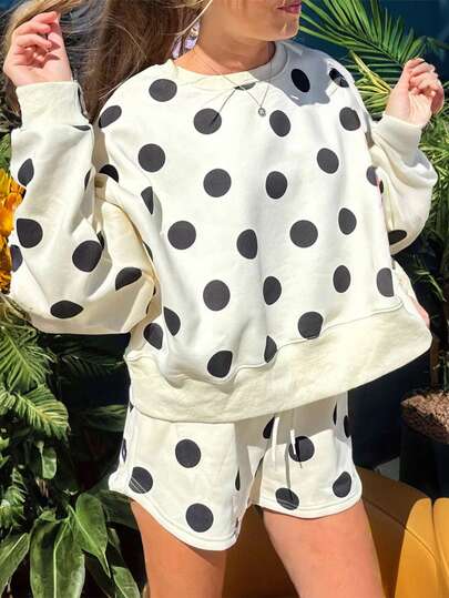 Bộ áo nỉ tay rớt vai in chấm bi và quần short dây rút, thích hợp cho kỳ nghỉ xuân.