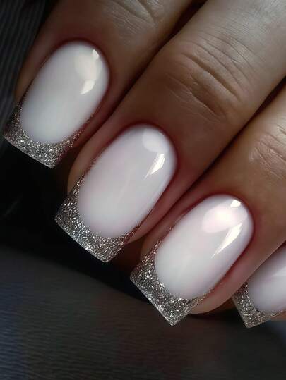 24片经典优雅银灰色镶边条纹哑光白亮面人造指甲，时尚百搭，适合约会、派对、春夏秋冬日常佩戴。可卸式按压美甲套装，包含果冻胶和指甲锉，持久耐用，佩戴方便。果冻胶颜色随机。