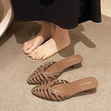 Zapatos de tacón para mujer Mules de tacón fino con punta afilada estilo media sandalia para mujer de Baotou. Novedad de verano. Sandalias versátiles de tacón alto. Sandalias de estilo romano. - Marrón - Ver 2