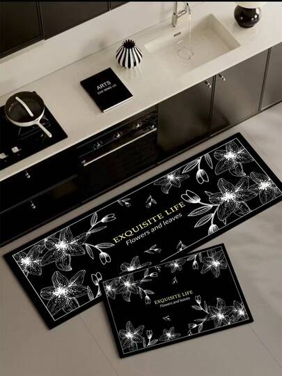 1 tấm thảm bếp bằng gel silica, nền đen với họa tiết hoa ly và lá vẽ bằng những đường nét trắng tinh tế, kết hợp với vải bề mặt màu vàng, lớp giữa có khả năng thấm hút tốt, đế cao su chống trượt, dày khoảng 3.5mm, thích hợp để trang trí nhà bếp, phòng tắm, hành lang, phòng giặt, phòng ngủ và phòng khách.