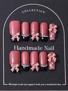一套10片，欧美手工制作，Y2K粉色法式风格，饰有手工蝴蝶结和钻石镶嵌图案，是美甲装饰的理想之选。套装包含1套果冻胶和1套指甲锉，非常适合日常佩戴，也适合科切拉音乐节派对等场合的装扮。本产品包含美甲贴片和指甲护理产品。 - 粉色 - 查看 2