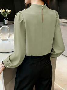 Camisa casual y ligera para mujer con cuello mao, diseño plisado y mangas princesa, adecuada para primavera y otoño - Verde Oliva - Ver 2