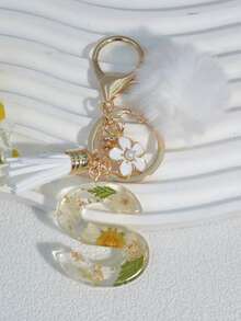 1pc White Daisy Dried Flower Letter Keychain, Embossed Tassel Pom Pom White Pearl Flower Keyring Gift - White - View 10