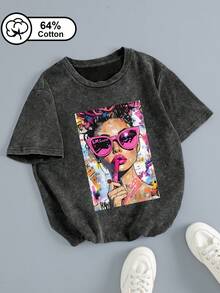 这款女士复古短袖T恤印有戴着超大亮粉色时尚眼镜的女性涂鸦图案。休闲短袖圆领T恤，非常适合居家日常穿着。水洗工艺赋予其高级质感。黑色 - 黑色 - 查看 1