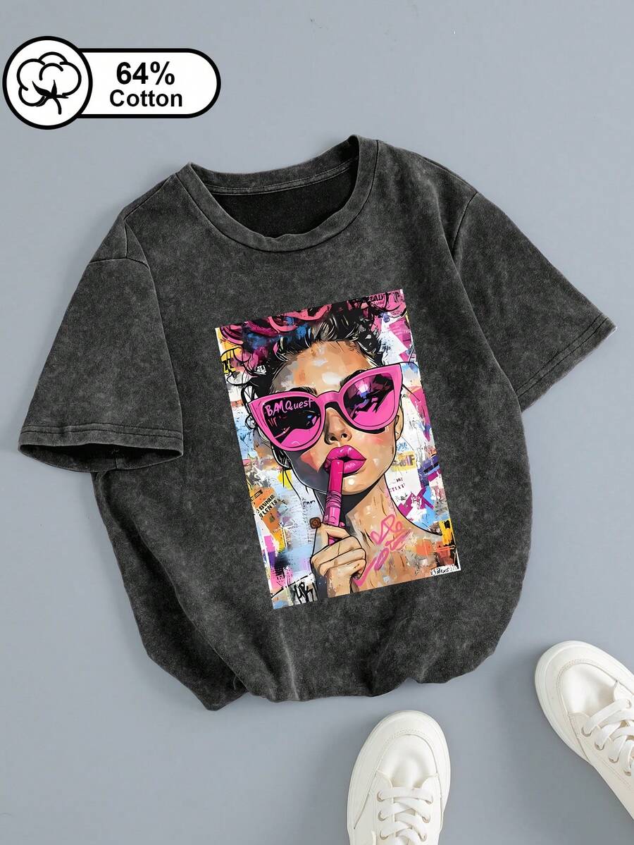 这款女士复古短袖T恤印有戴着超大亮粉色时尚眼镜的女性涂鸦图案。休闲短袖圆领T恤，非常适合居家日常穿着。水洗工艺赋予其高级质感。黑色 - 黑色 - 查看 1