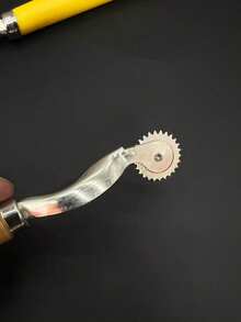 2 bánh xe đánh dấu, bánh xe vải, tay cầm nhựa & tay cầm tre, bánh xe đánh dấu răng thép nguyên khối, bánh xe định khoảng cách, tay cầm tre + tay cầm nhựa màu vàng - bánh xe đánh dấu vị trí da - Xem 3