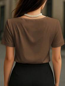女士纯色缎面V领短袖T恤衫，优雅时尚，适合日常、办公、居家、约会、春夏休闲度假等场合。 - 深棕色 - 查看 6