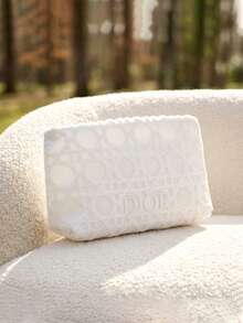 Dior Material, Nuevo SS26 Moda, Bolsa de Maquillaje Acolchada Blanca de Jacquard - Patrón de Puntada de Diamante, Estuche de Tocador Rectangular, Cierre Superior con Cremallera, Bolsa de Cosméticos Texturizada - Blanco - Ver 4