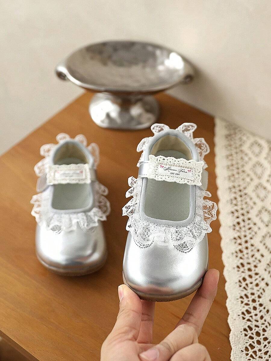 1双蕾丝边婴儿皮鞋+魔术贴，防滑软底，女童公主风日常/生日派对玛丽珍鞋 - 銀色 - 查看 1