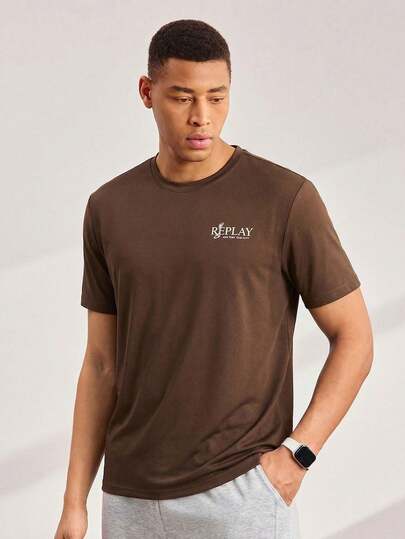 Driftmere REPLAY NEW YORK 男士休闲短袖T恤 - 轻盈透气圆领T恤，胸前印有品牌标志，常规版型，H码，适合春夏户外穿着，男士运动T恤，舒适柔软，适合日常运动休闲、运动休闲风格和运动时尚。