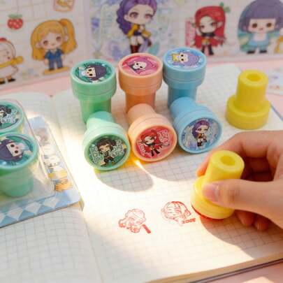 Hasbro Set de 10/20/30 sellos autoentelables con temática de grupos femeninos de K-POP - Variedad de sellos de arte de personajes chibis vibrantes, mercancía coleccionable de fanáticos, adecuada para diarios, planificadores, manualidades DIY y decoraciones, diseño duradero y de alta calidad, regalo ideal para fans de K-POP, amantes de la papelería y entusiastas de los accesorios