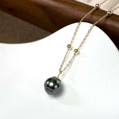 Da'ra 1 pieza Collar con colgante de perla del mar de Tahití de 8-9 mm, con un brillo profundo y un ligero tono verde pavo real, con la perla negra de Tahití como piedra principal, combinada con una cadena delicada de oro, un diseño misterioso y lujoso, adecuado para ocasiones formales con vestido/traje negro, también agrega una elegancia discreta a los atuendos diarios, una pieza de joyería para mostrar la personalidad y el gusto