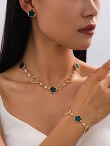 Bộ trang sức cao cấp, lãng mạn, tinh tế, sang trọng, đính đá lấp lánh hình cỏ bốn lá rỗng và cỏ năm lá màu xanh lá cây, gồm 1 dây chuyền, 1 vòng tay và 1 đôi bông tai dành cho nữ. - màu xanh lá - Xem 3