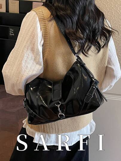 这款时尚现代的女士单肩包采用金属装饰肩带，独特的高端设计搭配金属扣细节，以及现代通勤风格的全黑配色方案。