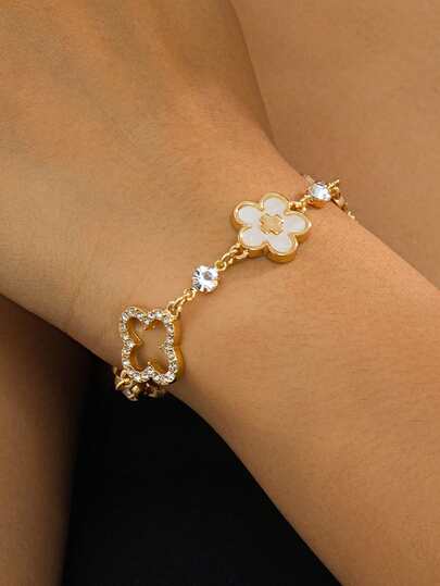 1 chiếc vòng tay nữ sang trọng, quý phái, màu vàng rỗng hình cỏ bốn lá và thánh giá khảm trắng hình cỏ bốn lá may mắn dành cho nữ.