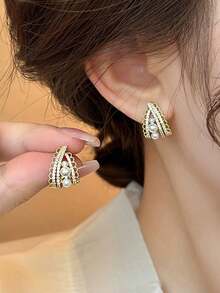 一对时尚优雅百搭的镂空仿珍珠水钻耳钉，适合女士日常及节日佩戴。 - 鏤空人造珍珠 - 查看 2