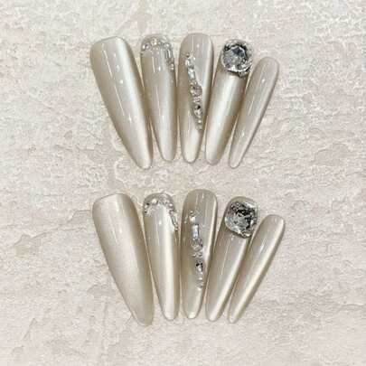 10ชิ้น เล็บปลอมปลายแหลมทำมือสีเทาพร้อมตาแมวแสงด้านข้างและคริสตัล K9 ทรงสี่เหลี่ยมหรูหราเต็มเปี่ยมไปด้วยความรู้สึกหรูหราและมีระดับ เหมาะสำหรับออกเดท, ใส่ในชีวิตประจำวัน, หรือรวมกลุ่มกับเพื่อน สามารถมอบเป็นของขวัญให้เพื่อนได้ ชุดเล็บปลอมแบบกดทำมือที่ใช้ซ้ำได้พร้อมกาวเจลลี่หนึ่งชิ้นและตะไบเล็บขนาดเล็กหนึ่งอัน