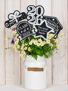 Conjunto de 5 enfeites de papel para vasos com o tema da formatura de 2026. Ideais para decoração de festas e cerimônias de formatura. Perfeitos para montar seu próprio vaso. Perfeitos para parabenizar os formandos de 2026 pela formatura, decoração de casa e de quarto. Centro de mesa para festa de formatura, lembrancinha para a turma, painel de fundo para festa de formatura e presente de formatura. - multicolorido - Ver 6