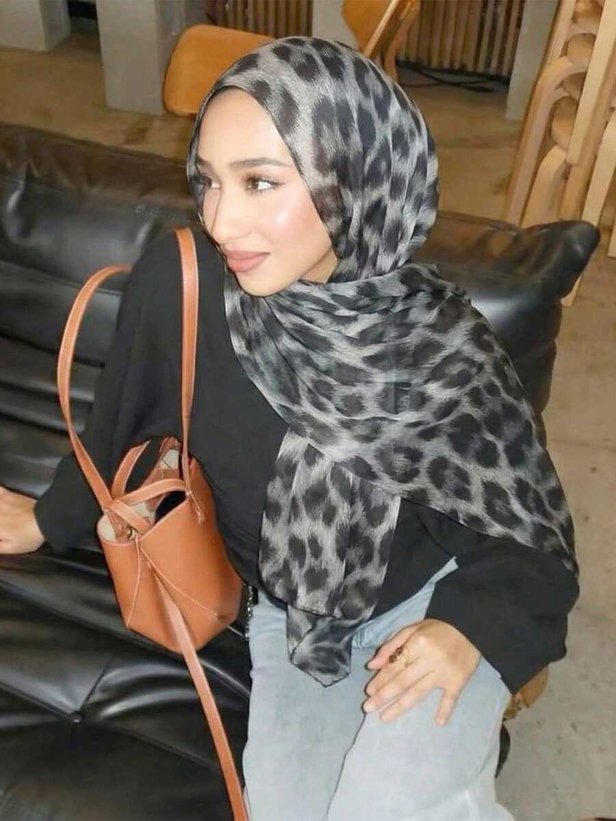 1条女士围巾，波西米亚豹纹印花头巾，轻盈透气，适合日常搭配长袍穿着。 - 灰色 - 查看 1